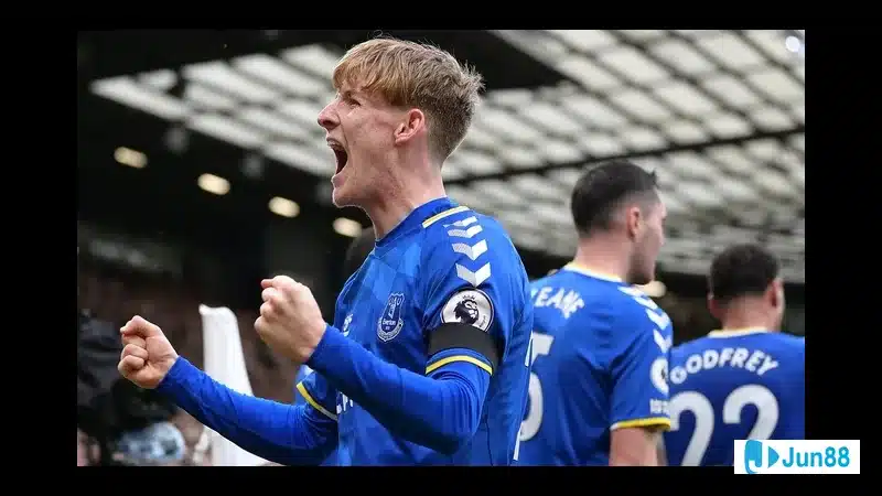 Anthony Gordon trong trang phục thi đấu, thể hiện tinh thần đồng