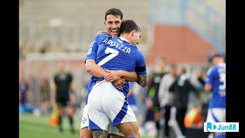 Các cầu thủ Como và Genoa đang tranh chấp quả bóng trên sân cỏ - "Como" vs "Genoa"