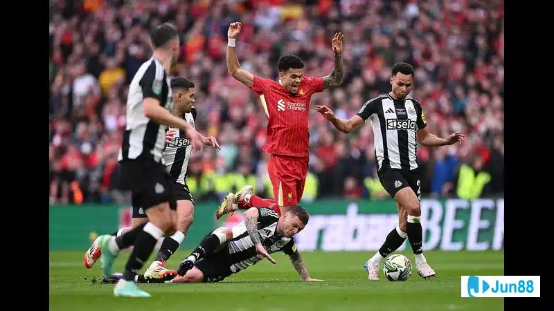 Cựu cầu thủ Gary Neville trong một buổi phỏng vấn bóng đá