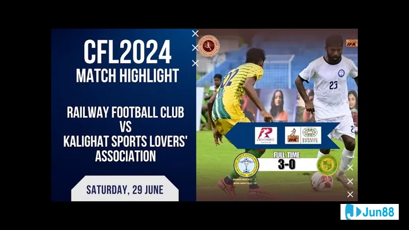 Các cầu thủ Kalighat và Railway tranh chấp bóng trên sân cỏ