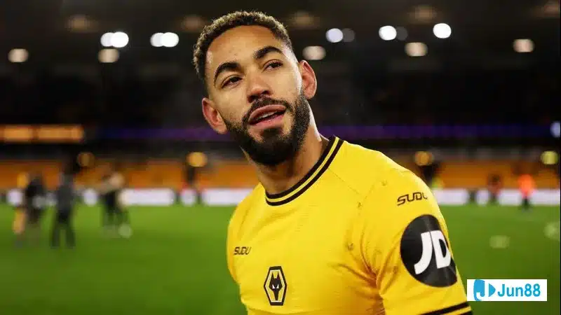 Matheus Cunha trong trang phục Manchester United thể hiện sự tự tin