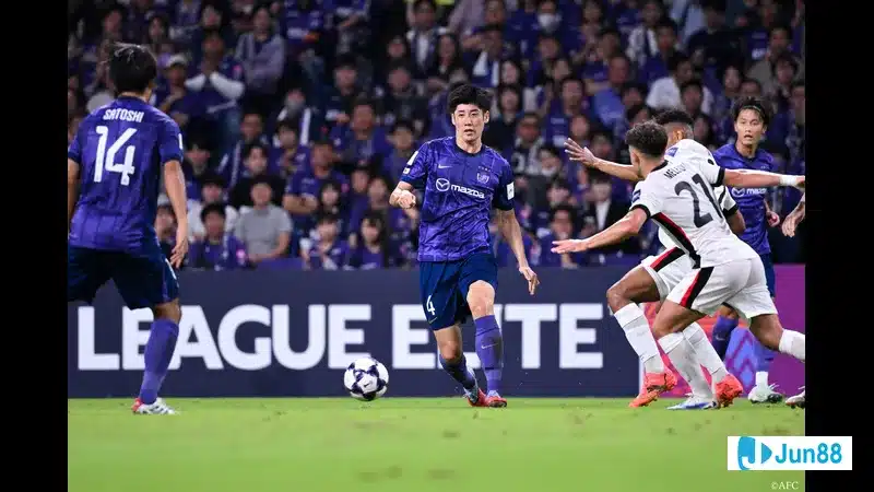 Cầu thủ của Sanfrecce Hiroshima dũng cảm giành bóng khỏi đối thủ Machida
