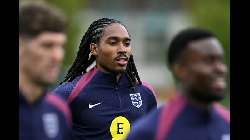 Cầu thủ Suzhou Dongwu vươn lên đánh đầu trong trận đấu với Yanbian Longding