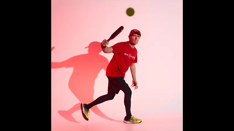 Cầu thủ Ai Cập chạy nhanh bóng qua cầu thủ Kuwait trong trận đấu