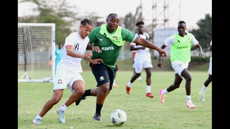 Cầu thủ Guabira đang tung cú đá mạnh vào khung thành đối phương Wilstermann