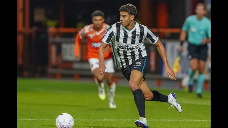 Cầu thủ của Heracles đang thực hiện cú sút mạnh vào khung thành của Hoogeveen