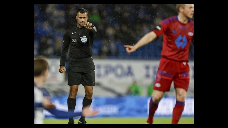 Cầu thủ Porto vượt qua Malmo để tiến gần khung thành đối phương