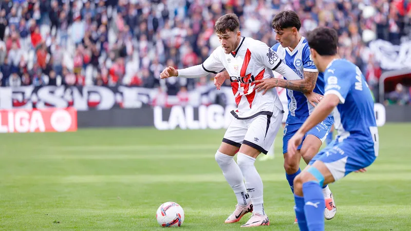 Cầu thủ Real Avila dùng kỹ thuật cá nhân qua cầu thủ Rayo Vallecano