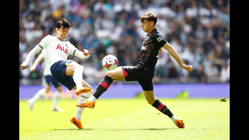 Cầu thủ Tottenham đi bóng qua cầu thủ Brentford trong trận đấu Cầu thủ Tottenham đi bóng qua cầu thủ Brentford trong trận đấu